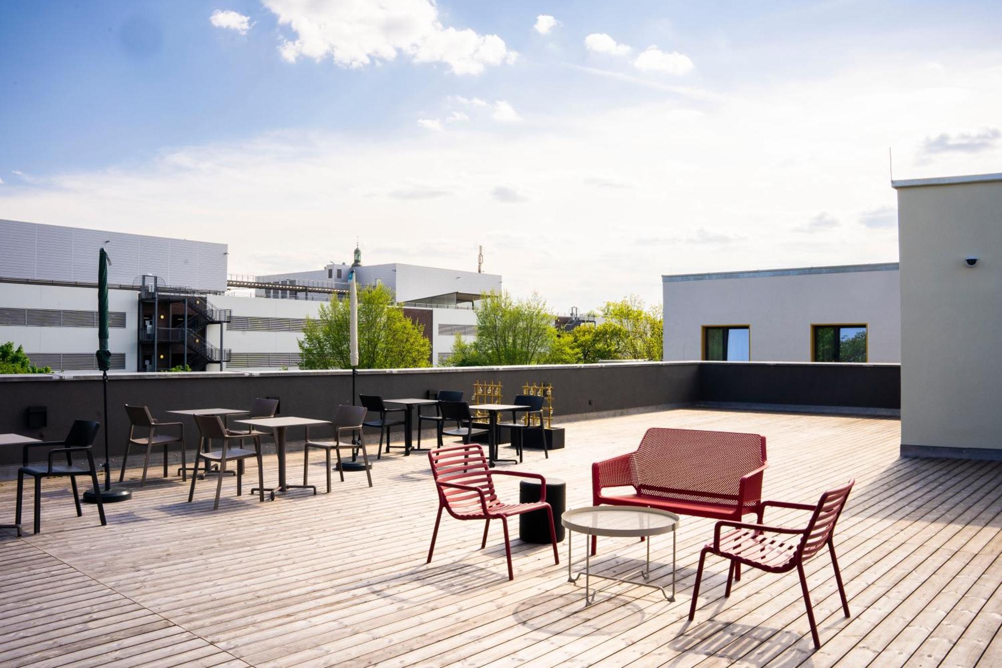 The Base Berlin One Hotel Exterior photo